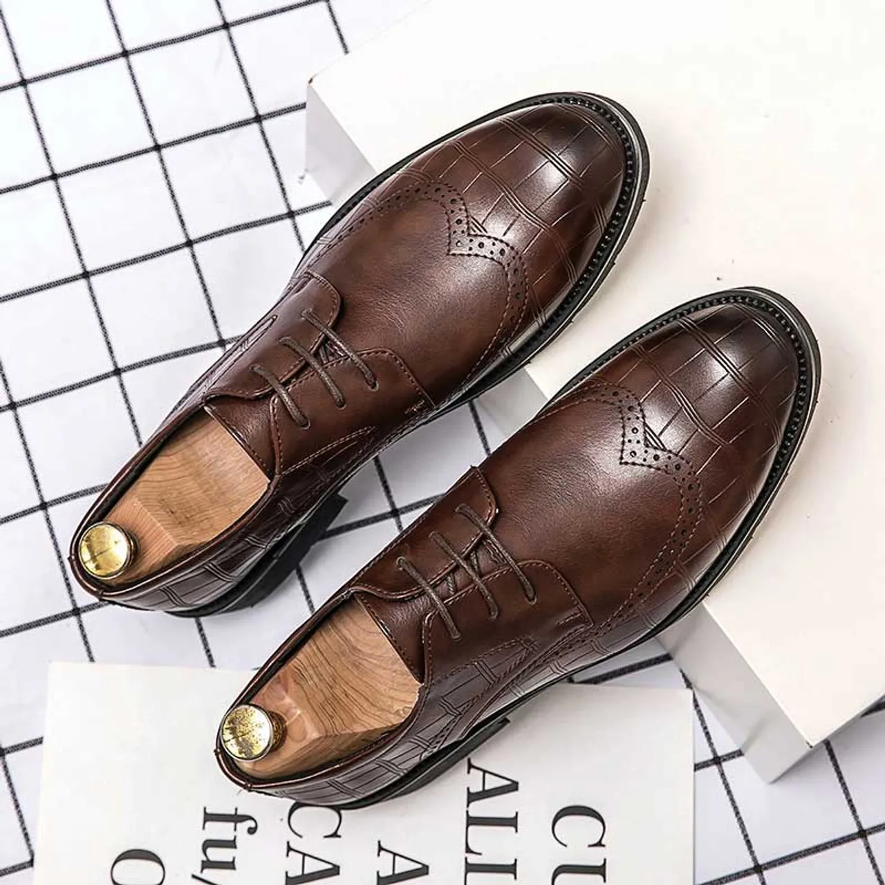 Brown retro pattern brogue derby dress shoe