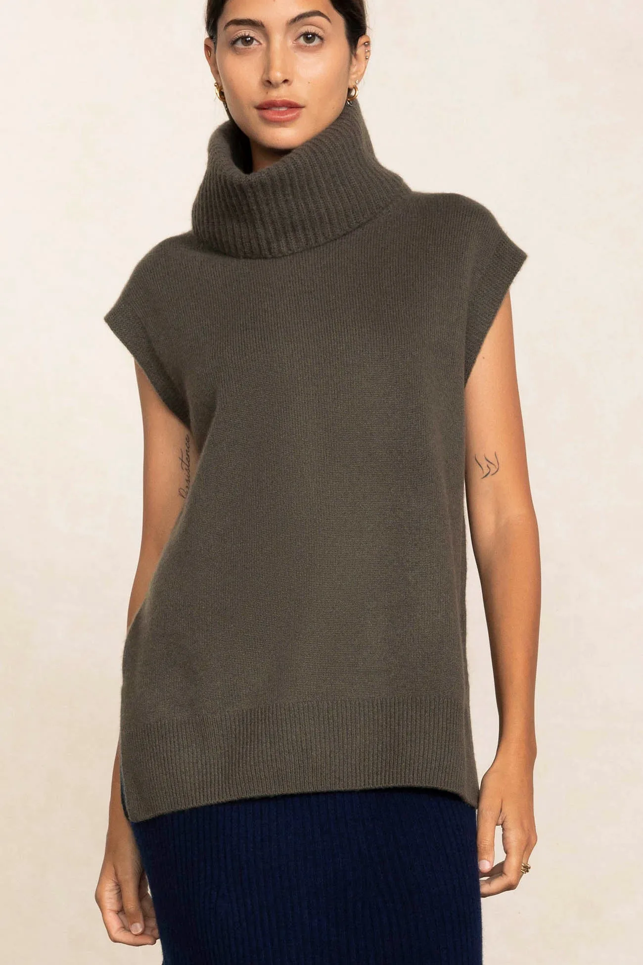 BRUNA SLEEVELESS CASHMERE TURTLENECK