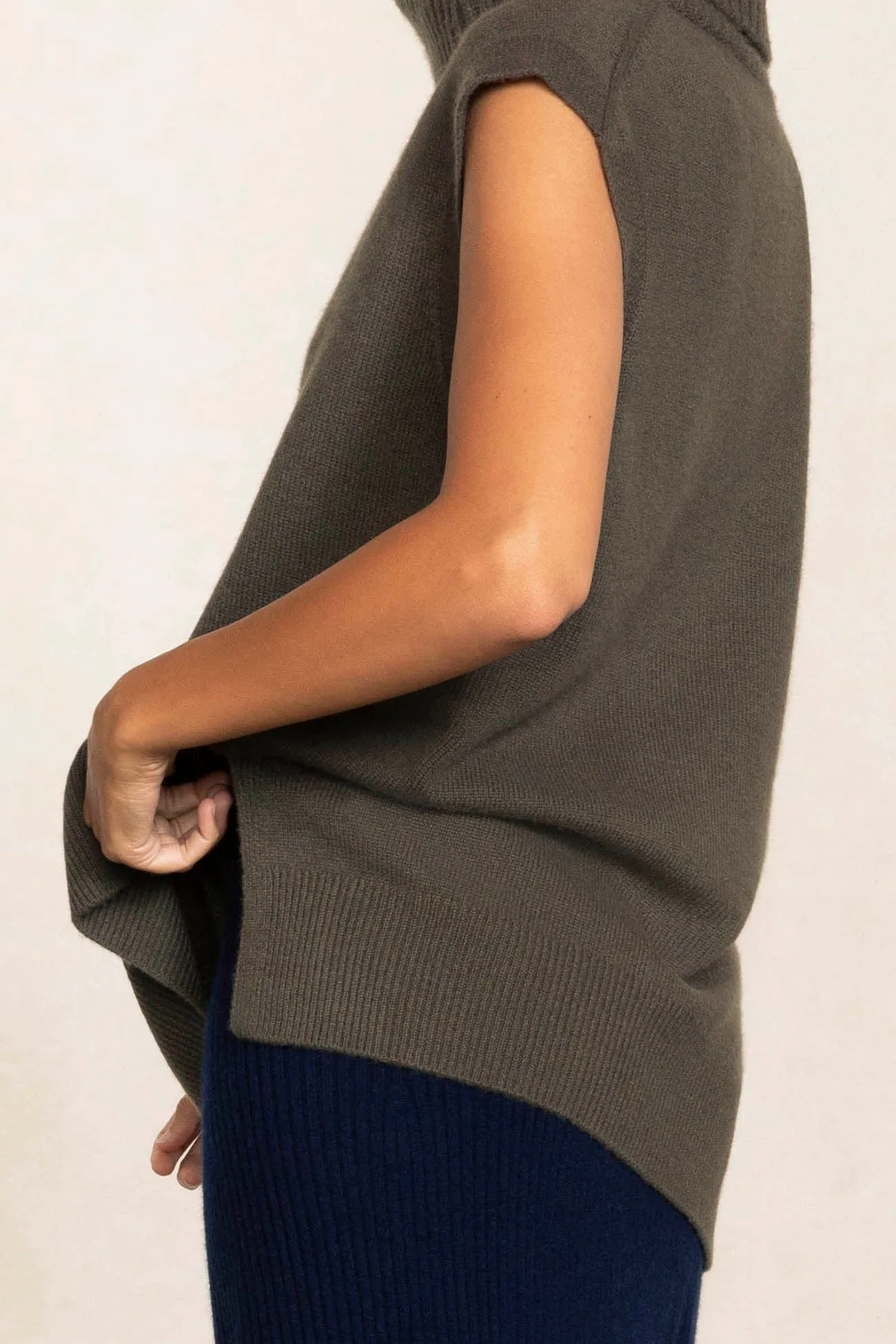 BRUNA SLEEVELESS CASHMERE TURTLENECK