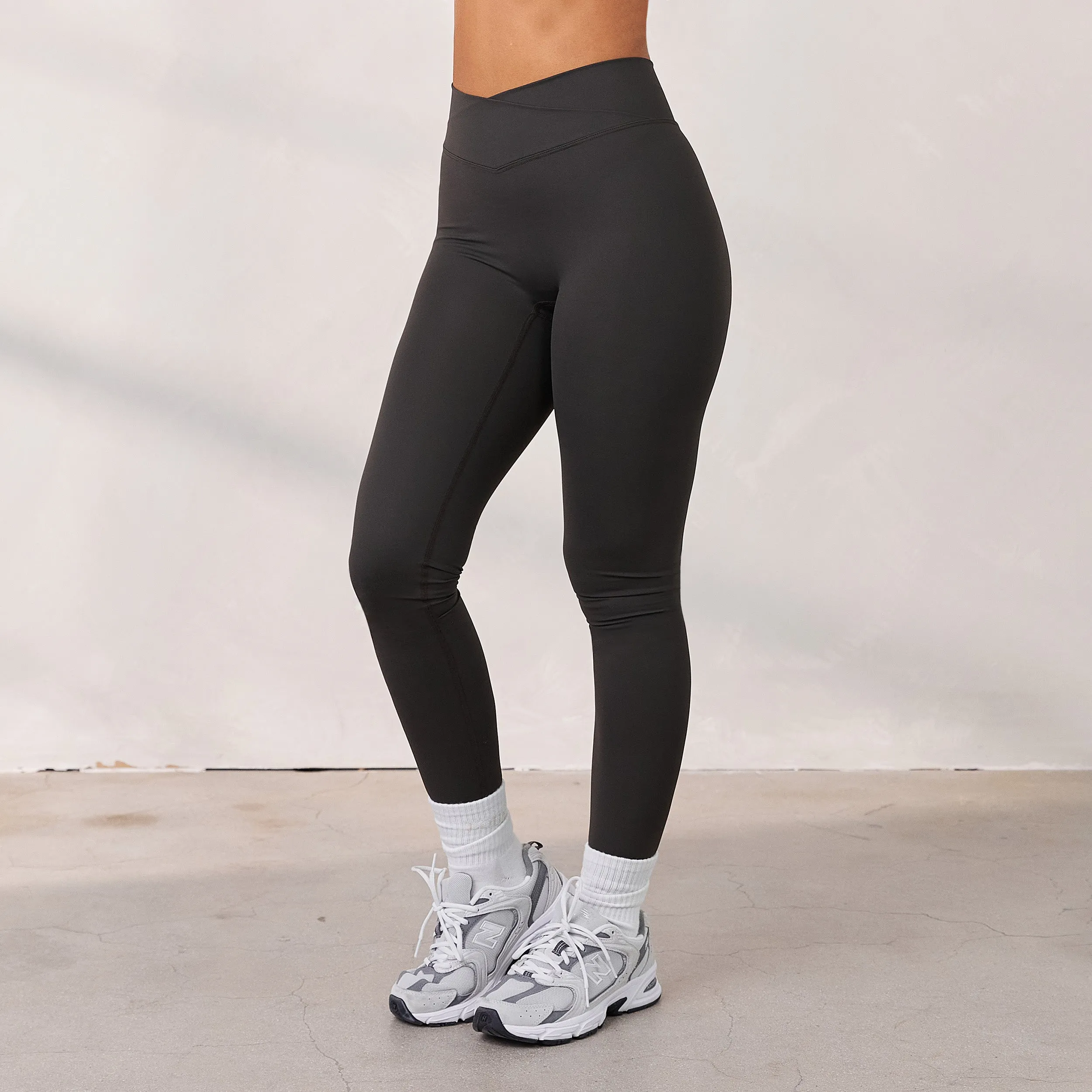 Silhouette Crossover Leggings - Washed Black