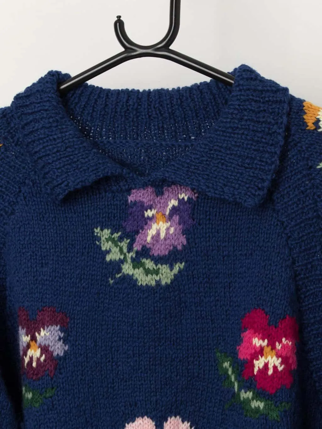 Vintage handknitted pansy floral collared jumper in blue – Small