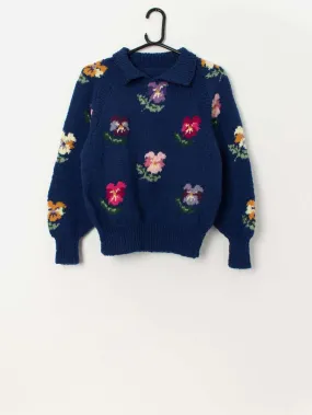 Vintage handknitted pansy floral collared jumper in blue – Small