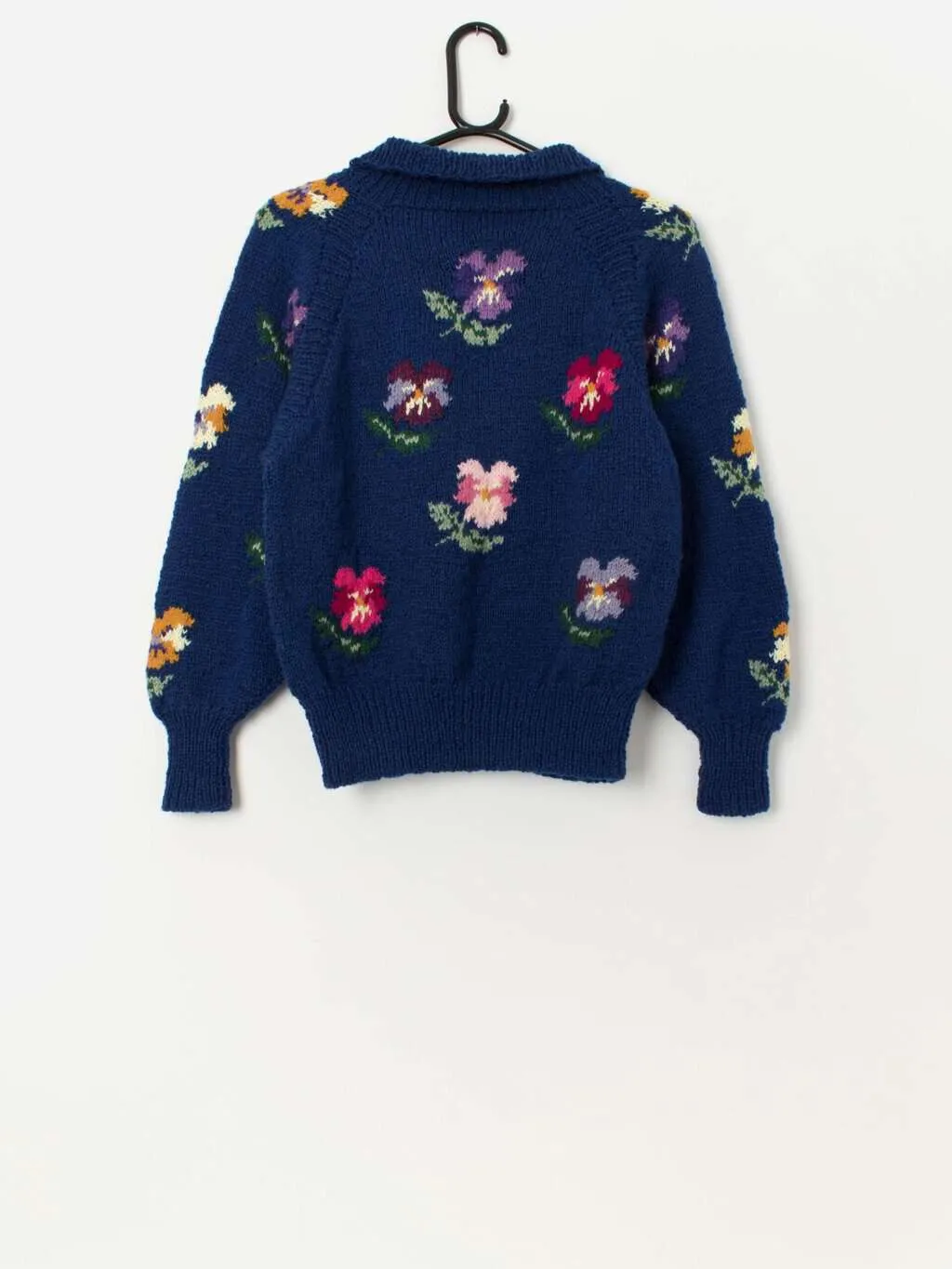 Vintage handknitted pansy floral collared jumper in blue – Small