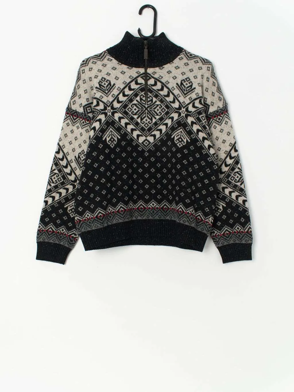 Vintage wool ski jumper with geometric knitted design – Medium