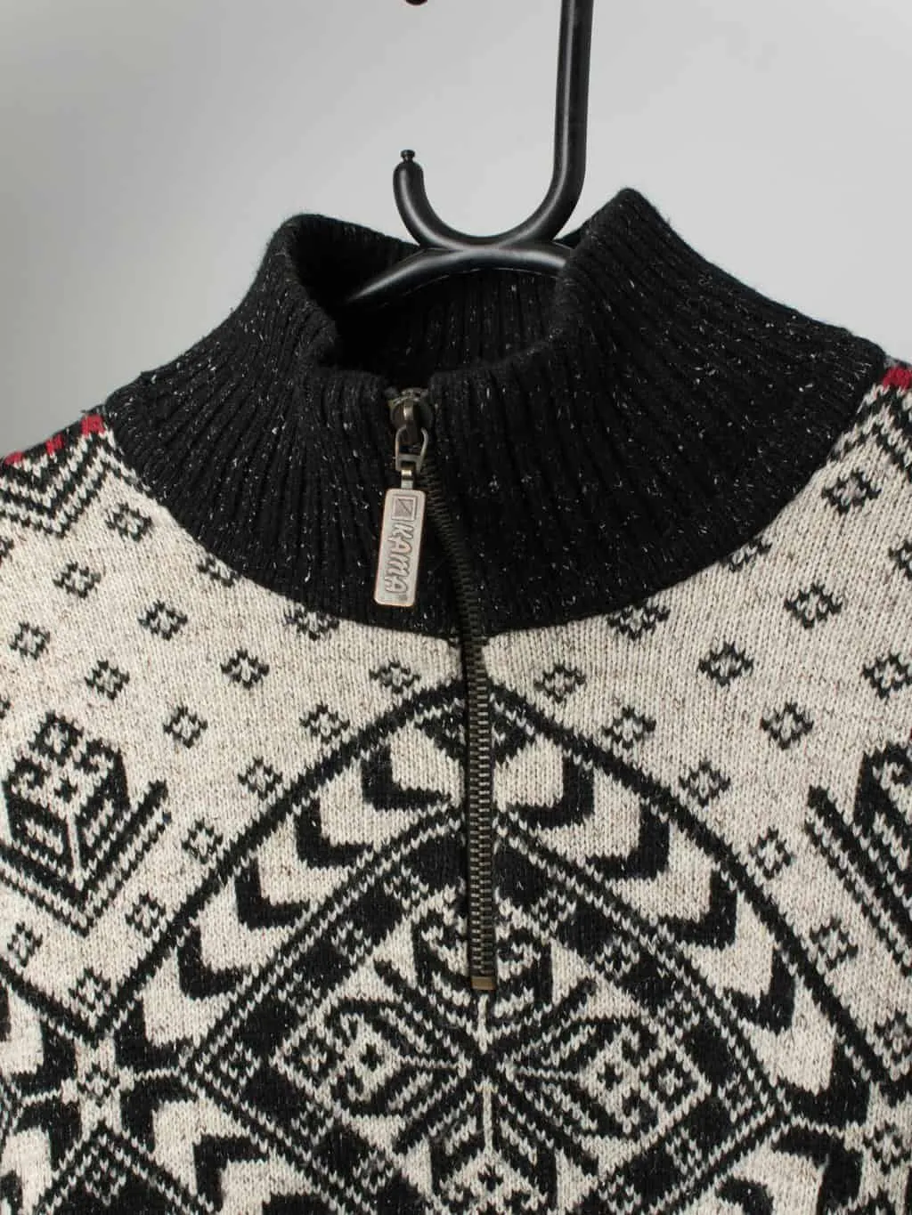 Vintage wool ski jumper with geometric knitted design – Medium