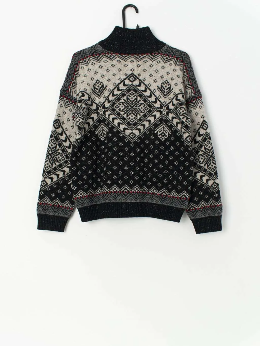 Vintage wool ski jumper with geometric knitted design – Medium